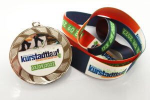 Medaille mit Aufkleber und Satinband bedruckt