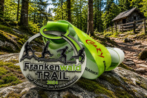 Trail Run Sportmedaille - individuell geprägte Medaille, antik silber mit Farbe